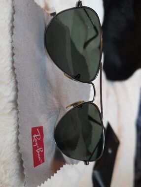 Ray-Ban Aviator Sunglasses with Grey Lenses and Silver Frame